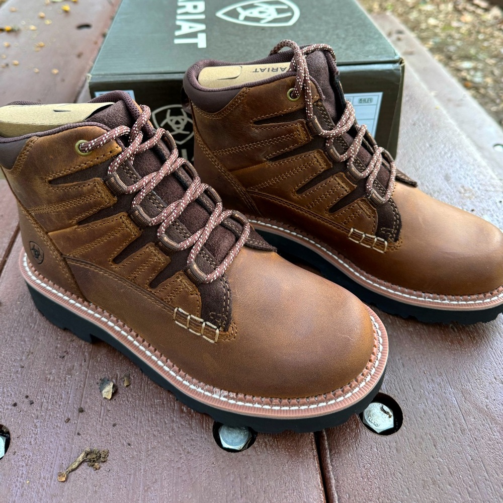 ARIAT Canyon II ankle boots. (Size 7 M) New with Box.